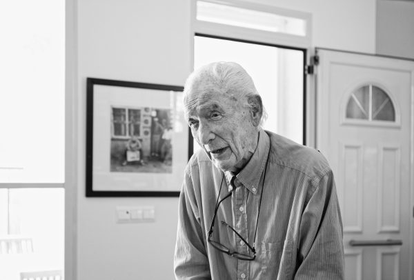 Jürgen Schadeberg en su casa de la Drova. Foto Miguel García Cárceles, 2019